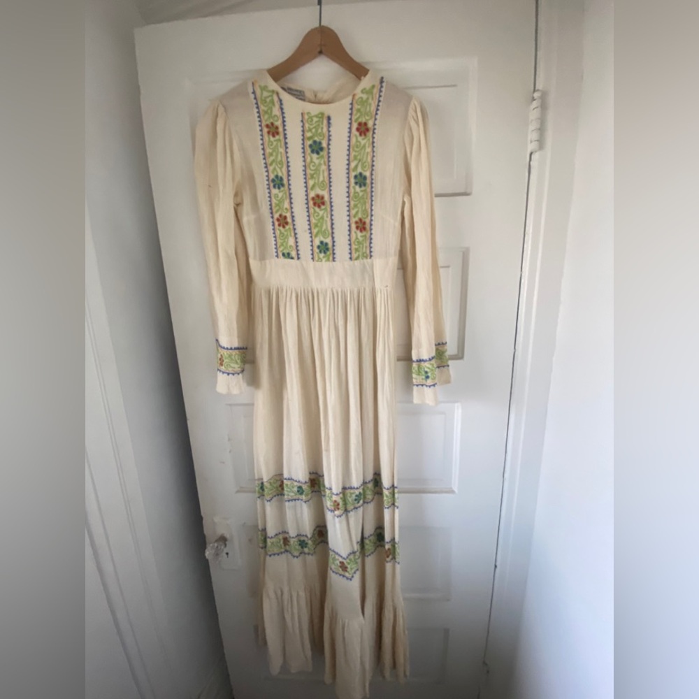 🌼 Stunning ‘70s Vintage Boho Maxi Dress w/ Flower Embroidery Detail 🪡🌻
